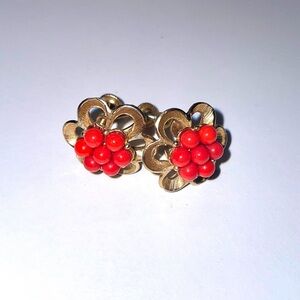 Vintage Keyes faux coral screw back earrings